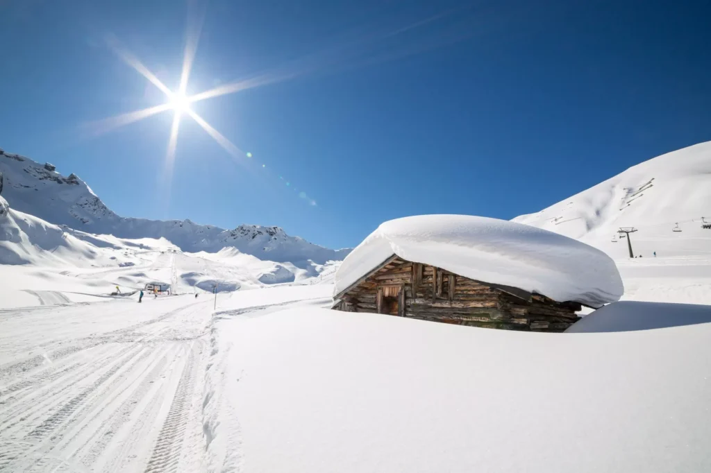 Schöne Winterlandschaft im Skigebiet Ciampac, Fassatal, Dolomiten, Italien